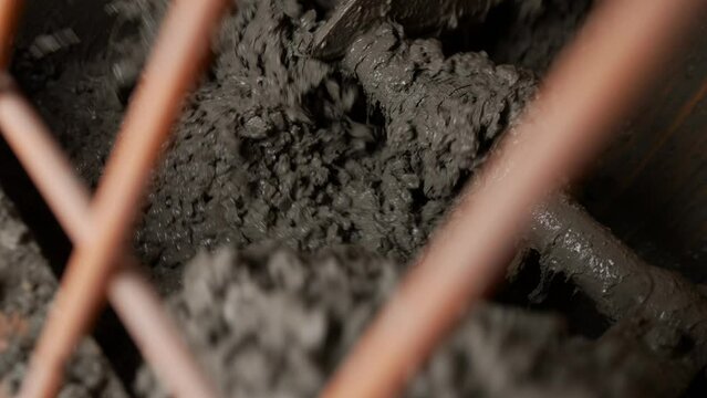 Floor screed mortar. Floor screed with cement mortar. Delivery of the solution. Device for supplying cement mortar. Mixing mortar with crushed stone in an industrial concrete mixer. 