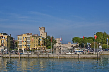 Fototapeta premium Sirmione, il Castello Scaligero ed il lungolago - Lago di Garda, Brescia