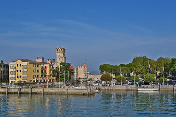 Sirmione, il Castello Scaligero ed il lungolago - Lago di Garda, Brescia