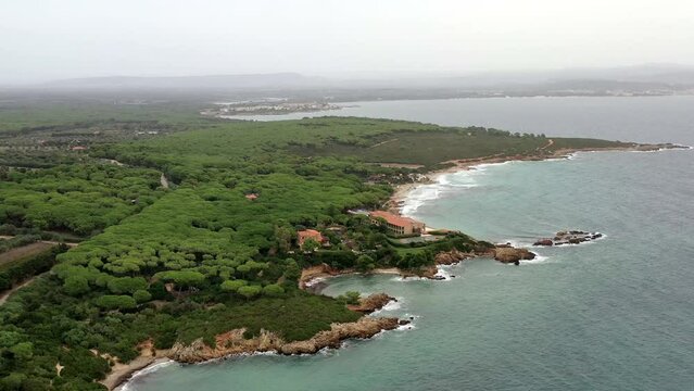 survol des plages de capo caccia au nord de la Sardaigne en Italie vers Alghero