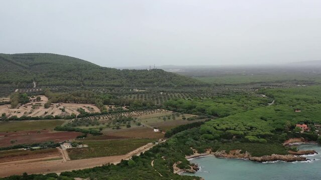 survol des plages de capo caccia au nord de la Sardaigne en Italie vers Alghero