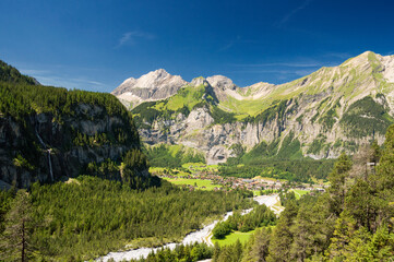Alpejskie wysokie szczyty w Szwajcarii na trasie do jeziora Oeschinen w Kandersteg