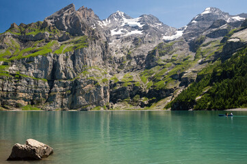 Alpejskie ośnieżone i  wysokie szczyty z lodowcem w Szwajcarii nad jeziorem Oeschinen w Kandersteg - obrazy, fototapety, plakaty