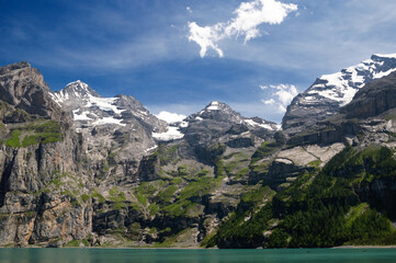 Alpejski widok na ośnieżone szczyty w Szwajcarii przy jeziorze Oeschinen w Kandersteg