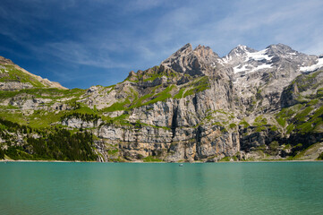 Alpejskie widoki ośnieżonych szczytów w Szwajcarii przy jeziorze Oeschinen w Kandersteg