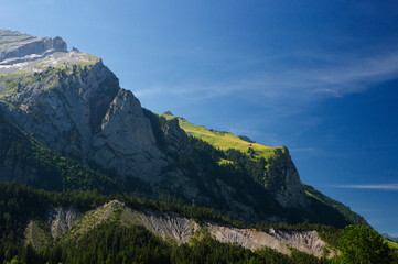 Alpejski krajobraz w Szwajcarii na szlaku do jeziora Oeschinen w Kandersteg - obrazy, fototapety, plakaty
