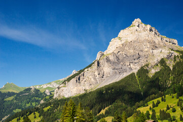 Szczyty w Szwajcarii na szlaku do jeziora Oeschinen w Kandersteg - obrazy, fototapety, plakaty
