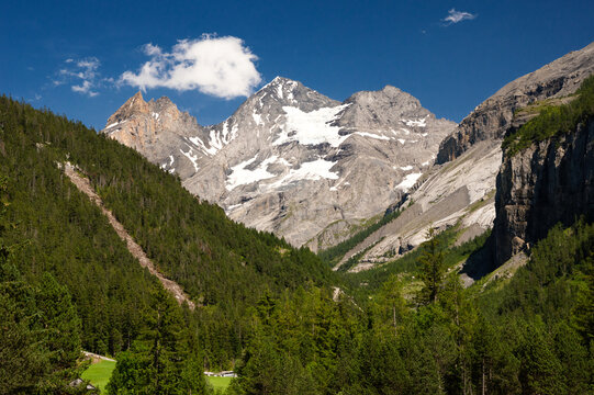 Widok ośnieżonych szczytów w Szwajcarii na szlaku do jeziora Oeschinen w Kandersteg