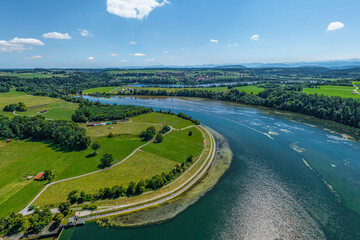 Ausblick auf den regulierten Lech-Stausee bei Epfach in Oberbayern