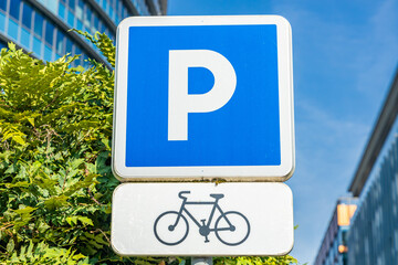 P letter sign designating a bicycle parking lot - obrazy, fototapety, plakaty