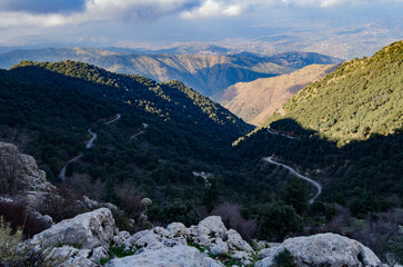Un vue dégage du haut de la montagne 