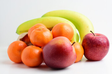 Fototapeta na wymiar Various fruits, apples, bananas and tangerines, for a healthy life.