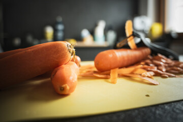 Karotten schälen 