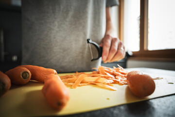 Karotten schälen 