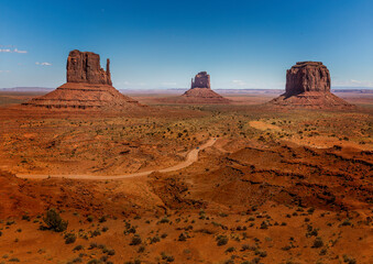 Fototapeta na wymiar Signature view over the Monument Valley on a sunny blue day