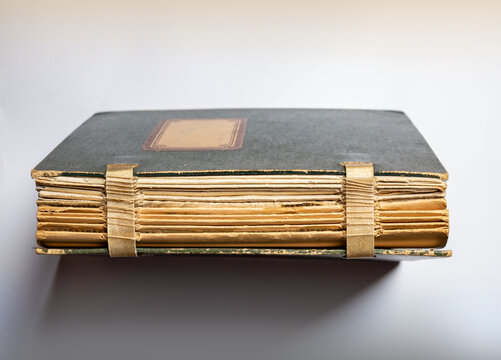 Ansicht seitlich, gebundener Buchr&uuml;cken eines alten Buches