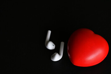 Audífonos inalámbricos como parte del tratamiento para sanar problemas del corazón, concepto de...