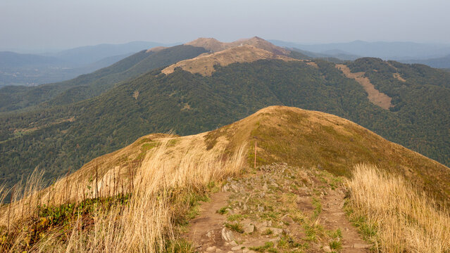 Widok z Połoniny Caryńskiej w kierunku Połoniny Wetlińskiej i Chatki Puchatka