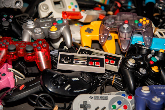 Mont&oacute;n de joysticks, mandos y controles de videojuegos vintage en Barcelona, Espa&ntilde;a; 26-10-2019