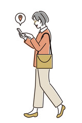 スマホのマップを見ながら歩くシニア女性