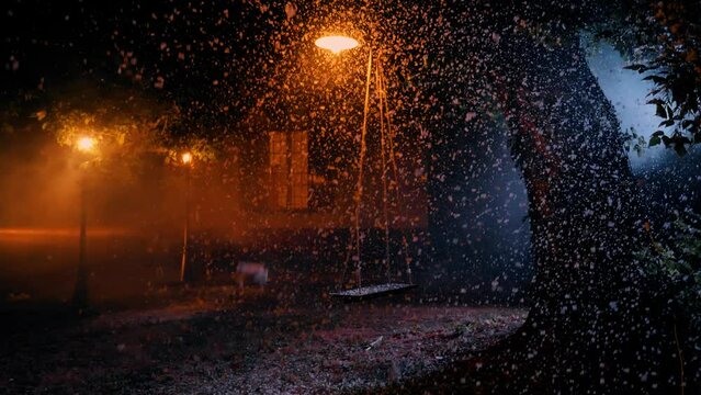 Nevicata nella notte nel giardino con altalena, illuminato da lampioni in 4K
