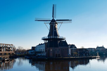 Fototapeta na wymiar Blick auf eine Mühle an einer Gracht in den Niederlande