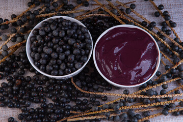 Two bowls with açaí and açaí seeds