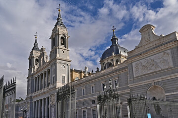 Fototapeta na wymiar Madrid, la Cattedrale di Santa María la Real de la Almudena - Spagna
