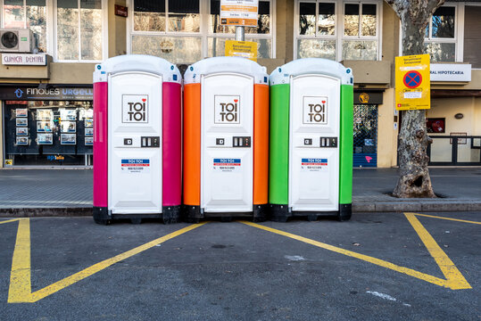 Tres cabinas sanitarias port&aacute;tiles en una calle durante una fiesta local el 21 de enero de 2023 en Barcelona, Espa&ntilde;a