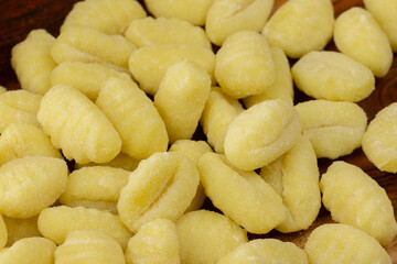 tas de gnocchi sur une planche à découper	