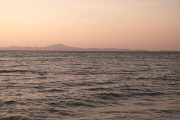 Obraz premium The sea view of the sunset is hill and the sky.