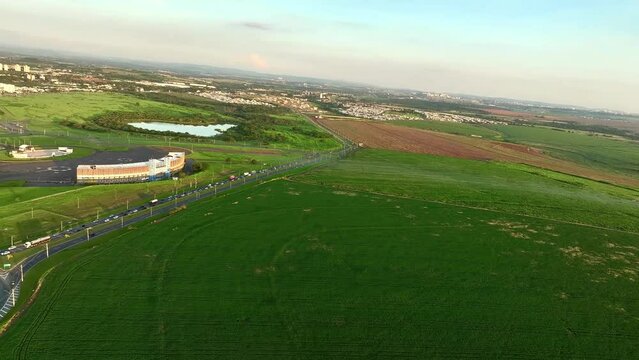 Imagem a&eacute;rea do por do sol em cidade no interior de S&atilde;o Paulo, Brasil. Paul&iacute;nia (ou Paulinia) &eacute; uma das cidades com maior IDH do Brasil. 