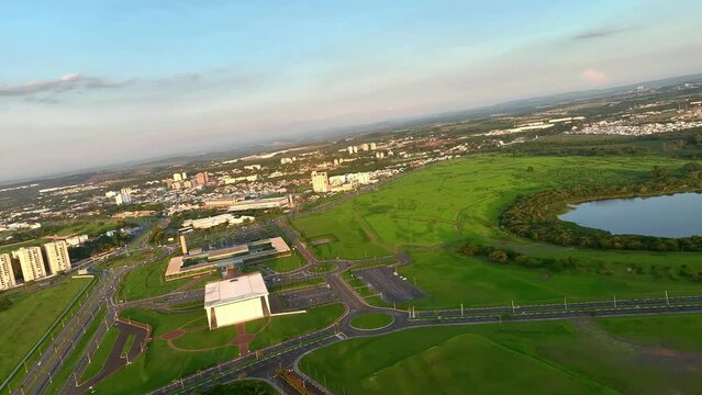 Imagem a&eacute;rea do por do sol em cidade no interior de S&atilde;o Paulo, Brasil. Paul&iacute;nia (ou Paulinia) &eacute; uma das cidades com maior IDH do Brasil. 