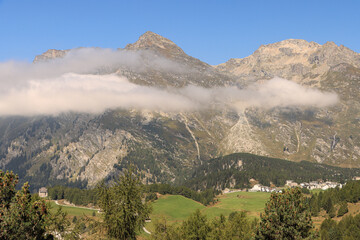 Naklejka premium Wunderschöne Alpenlandschaft im Bergell; Blick von Süden auf Maloja mit Piz Lunghin und Piz Grevasalvas