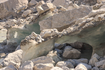 Gletscherschmelze in den Bernina-Alpen; Tauende Kanten am Forno-Gletscher im September 2023