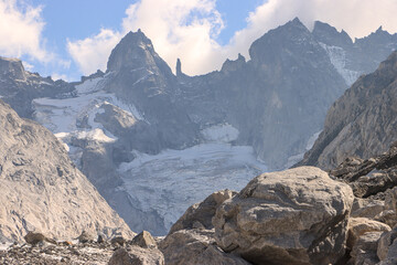 Majestätische Gipfelsilhouette über dem Val Forno (Bernina-Alpen); Torrone Orientale (3339 m), Torrone Centrale (3290 m) und Fornogletscher im September 2023