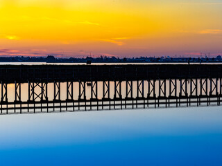 Um pontão na Ria de Aveiro ao pôr-do-sol,