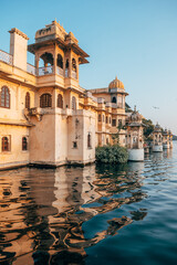 Fototapeta premium waterfront view of pichola lake in udaipur, india