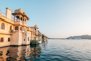 waterfront view of pichola lake in udaipur, india - obrazy, fototapety, plakaty