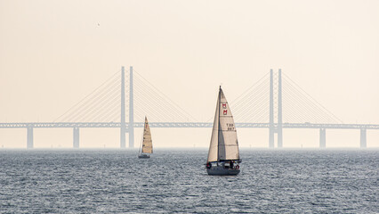 Segelboote vor Brücke