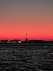 Naklejka premium Statue de la liberté New york, couché de soleil, sunset