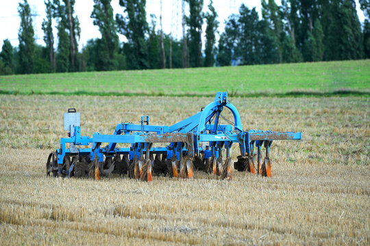 Cultivator plough, Used machine Large spring tine harrow, Short disc harrows cultivator tractor agricultural on the field for field work tined cultivators agricultural machinery for Subsoil loosening