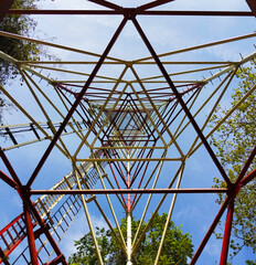 Vista desde el interior de la torre de telecomunicaciones con antenas