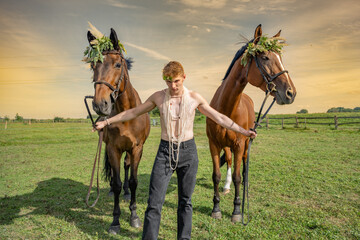 Jeune homme torse nu avec des chevaux
