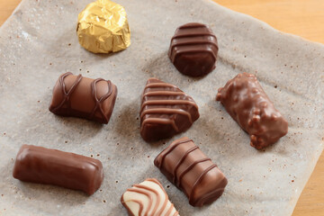 複数の一口サイズのチョコレート