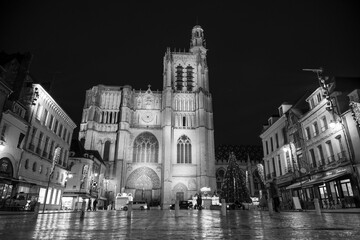 Fototapeta na wymiar centre ville et cathédrale de sens en photo noir et blanc de nuit