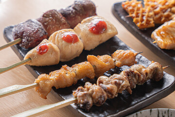 美味しい焼き鳥 鮮やか 食べ物