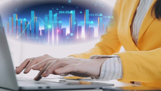 Mujer de negocios trabajando con su laptop. Gr&aacute;fico de barras mostrando la evoluci&oacute;n de los precios, ventas, valor de las acciones.