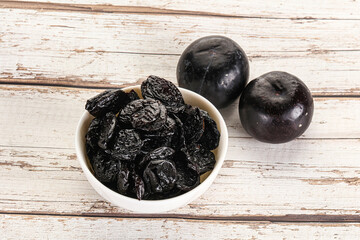 Dry prunes in thw bowl