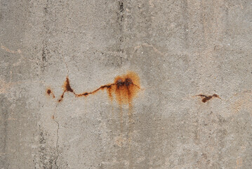 経年劣化で内部の鉄筋が錆びてきたコンクリートの壁